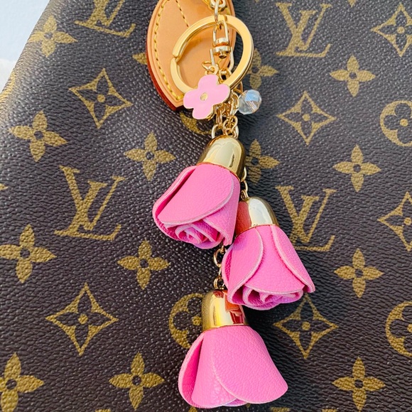 Lulus Accessories - Rose keychain 🌹🌷🌹🌷